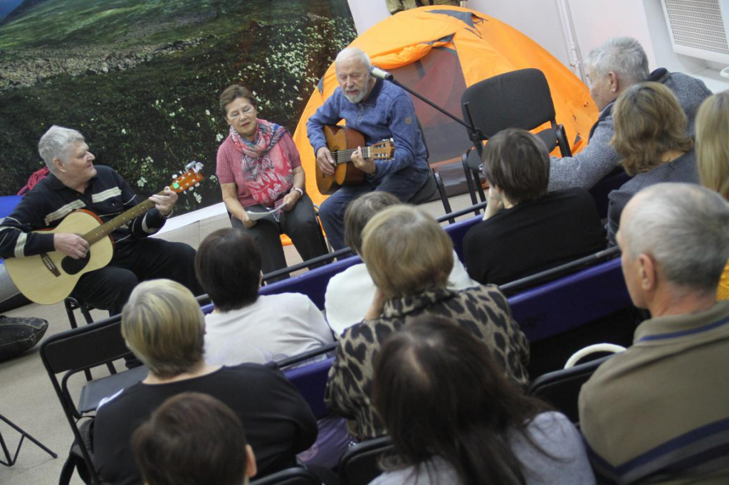 Посетители музея могли послушать концерт бардовской песни. Фото: Константин Бобылев, "Глобус"