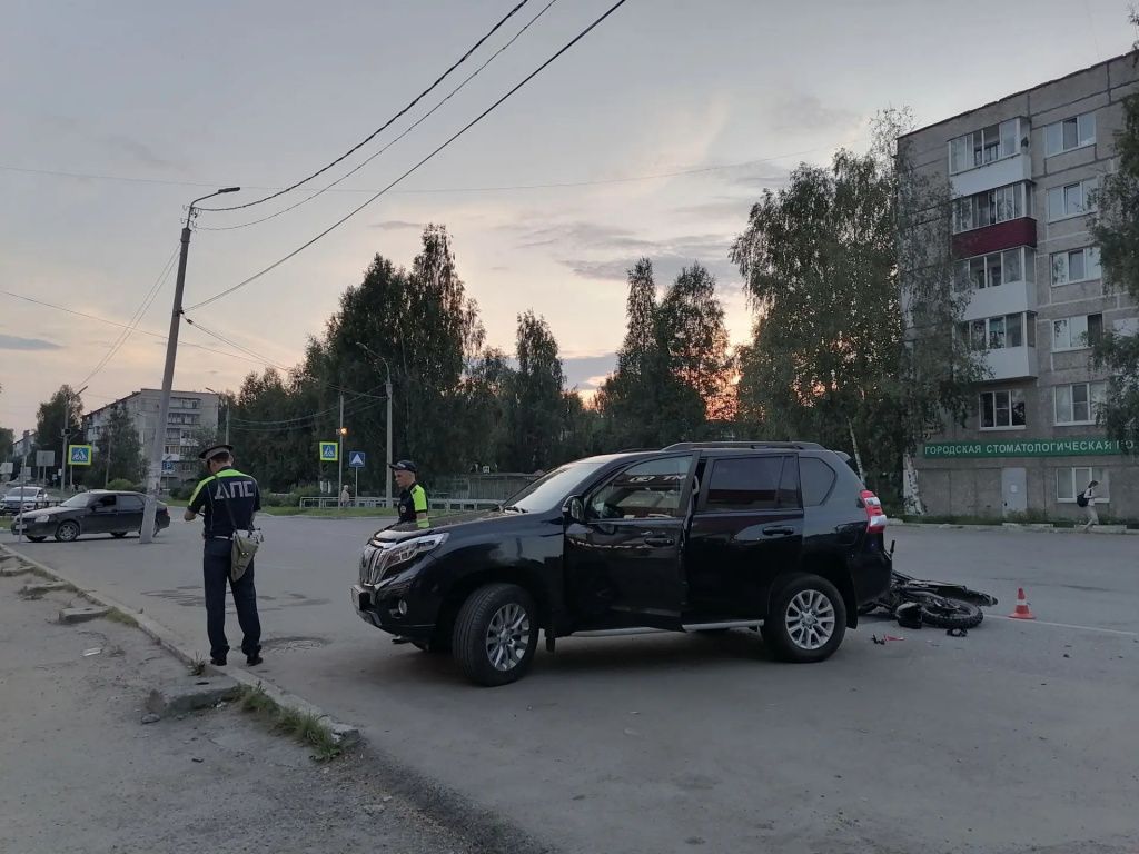 Внедорожник поворачивал налево и не уступил дорогу мотоциклу. Фото: Госавтоинспекция Серова Внедорожник поворачивал налево и не уступил дорогу мотоциклу. Фото6 Госавтоирспекция Серова