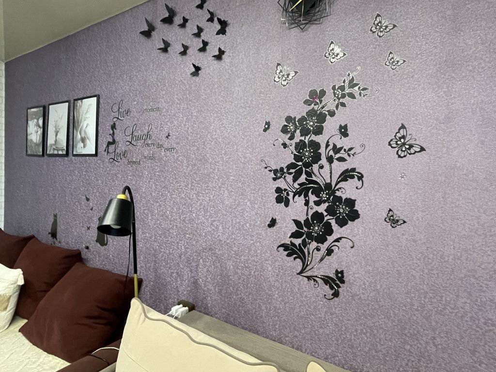 Жители создают уют в квартирах, а самим домом никто не занимается. За красивой картинкой скрываются прогнившие стены, пол и потолок. Фото: Анна Куприянова, "Глобус"