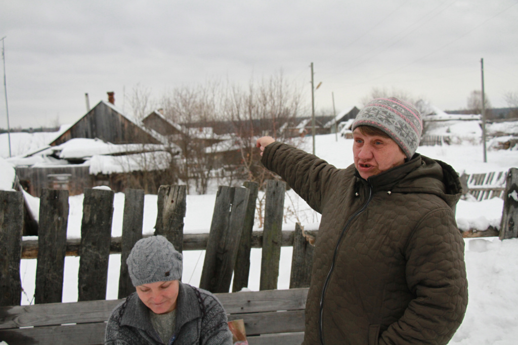 Лариса Малкова (справа) с ходу называет пять дворов, в которых волки съели собак. Фото: Константин Бобылев, "Глобус"