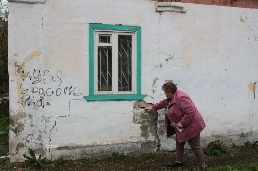 По фасаду 70-летнего дома идут трещины. Фото: Константин Бобылев, "Глобус"