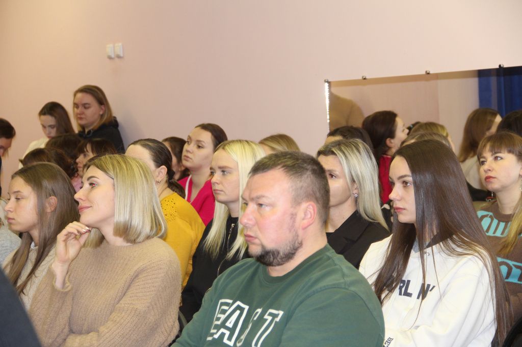 На собрание пришли около 45 человек, в большинстве - родители дошкольников. Фото: Анна Куприянова, "Глобус"