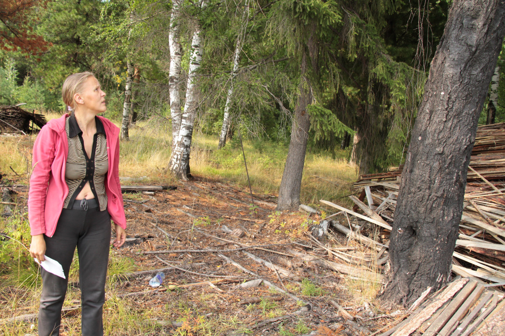 “Вот эти деревья горели в прошлом году. Страшно”, - признается Елена Загуменнова. Фото: Константин Бобылев, “Глобус”