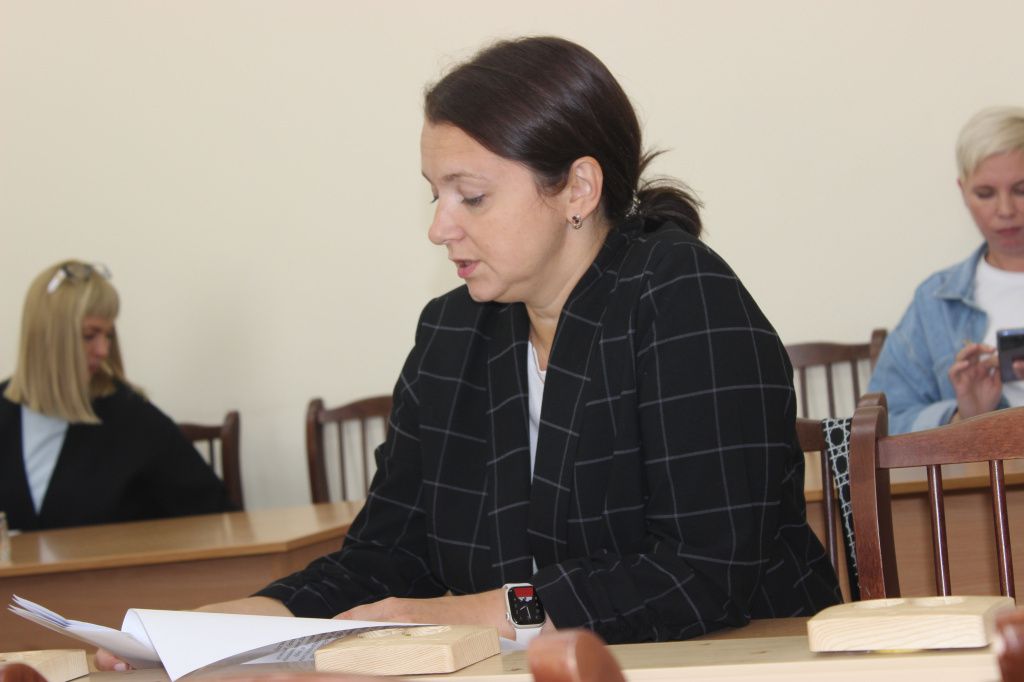 Начальник управления образования Серова Анастасия Рагозина рассказала о подготовке учебных учреждений к новому учебному году на заседании Комиссии по социальной политике, которое прошло 14 августа в Думе. Фото: Мария Чекарова, "Глобус"