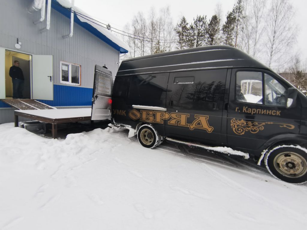 По контракту с больницей, “Обряд” занимается перевозкой тел скончавшихся пациентов из отделений в морг. Фото: Константин Бобылев, “Глобус”