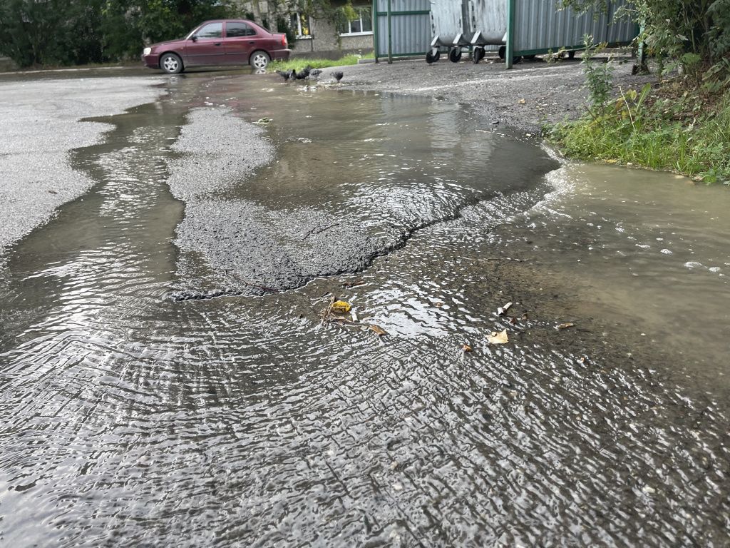 Вода скопилась на парковке. Фото: Анна Куприянова, "Глобус"