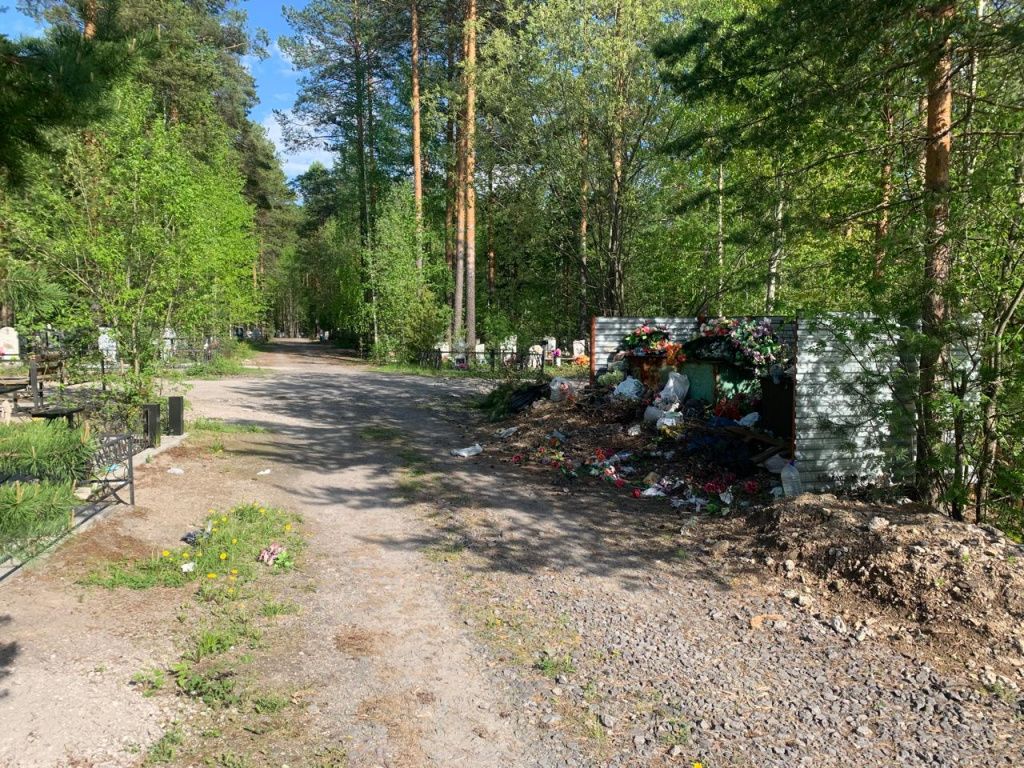 Такой бардак...» Серовчанин пожаловался на мусорные завалы на городском  кладбище | Истории | СеровГлобус.ру