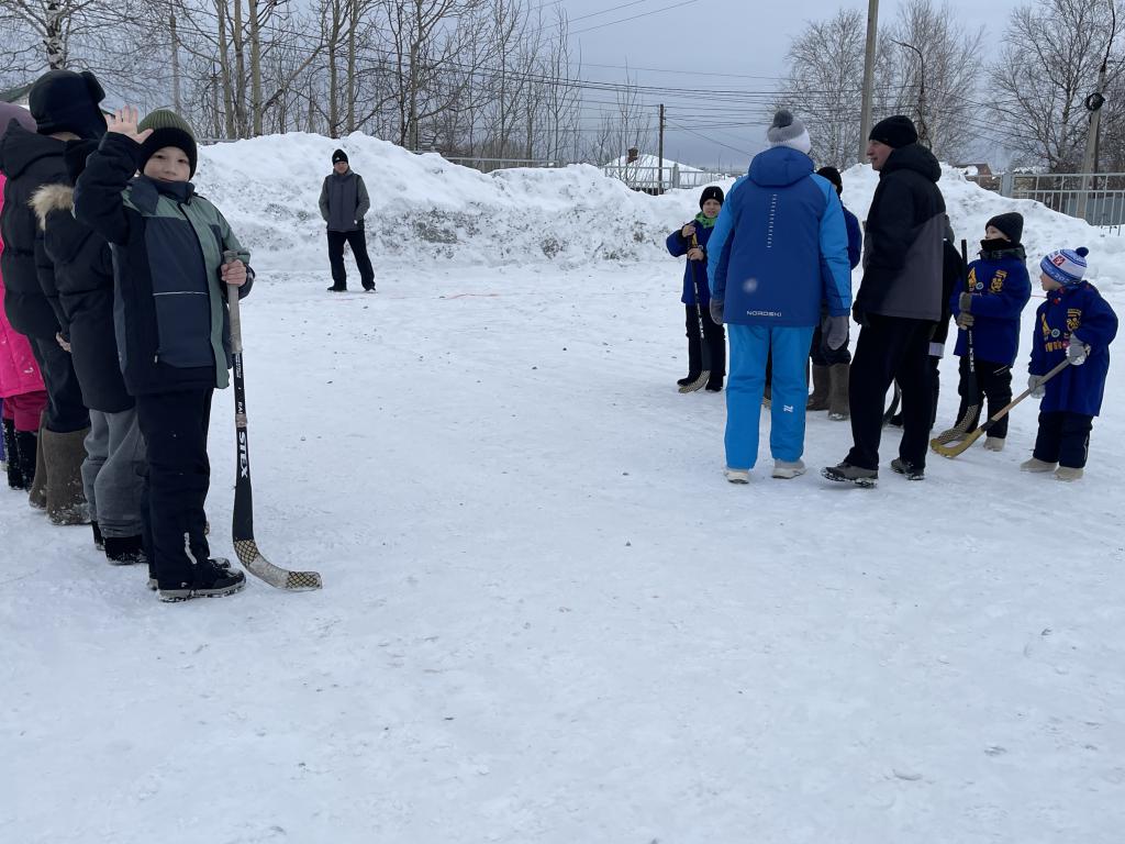 Вторыми на поле вышли игроки из младшей лиги. Фото: Анна Куприянова, "Глобус"