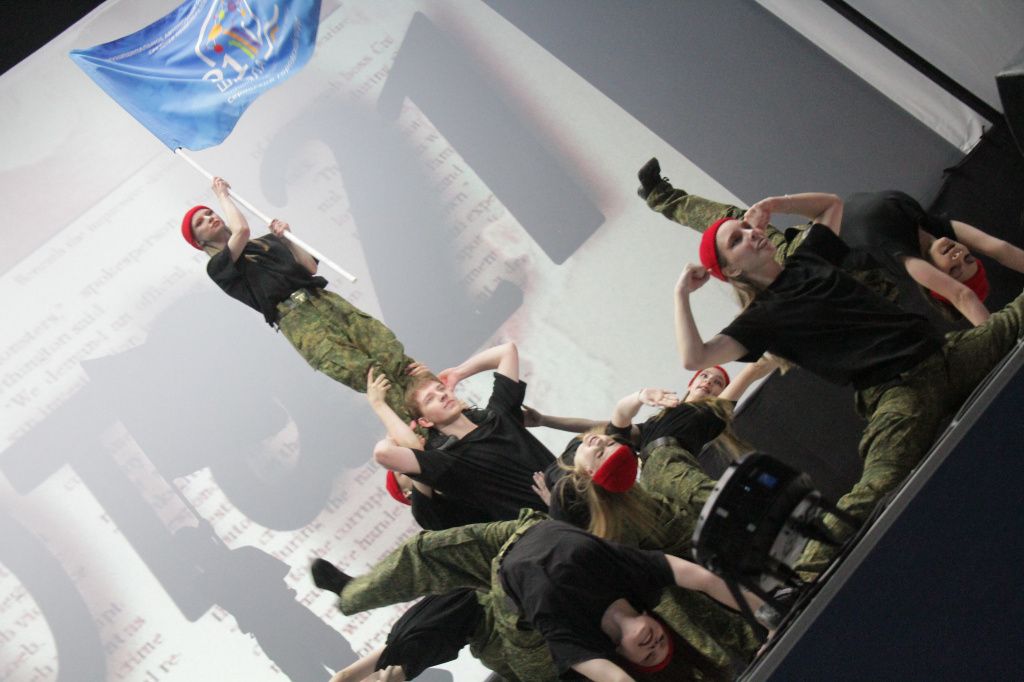 Всех перетанцевала и победила команда "Рота 21" из школы №21. Фото: Константин Бобылев, "Глобус" 