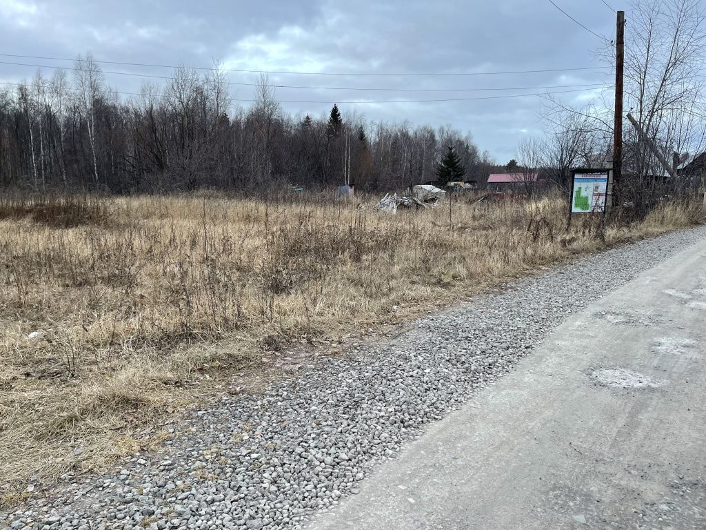 От людей Виталий Токарев слышал, что контейнерную площадку хотели установить на территории сада, неподалеку от щита. Фото: Анна Куприянова, "Глобус" От людей Виталий Токарев слышал, что контейнерную площадку хотели установить на территории сада, неподалеку от щита. Фото: Анна Куприянова, "Глобус"