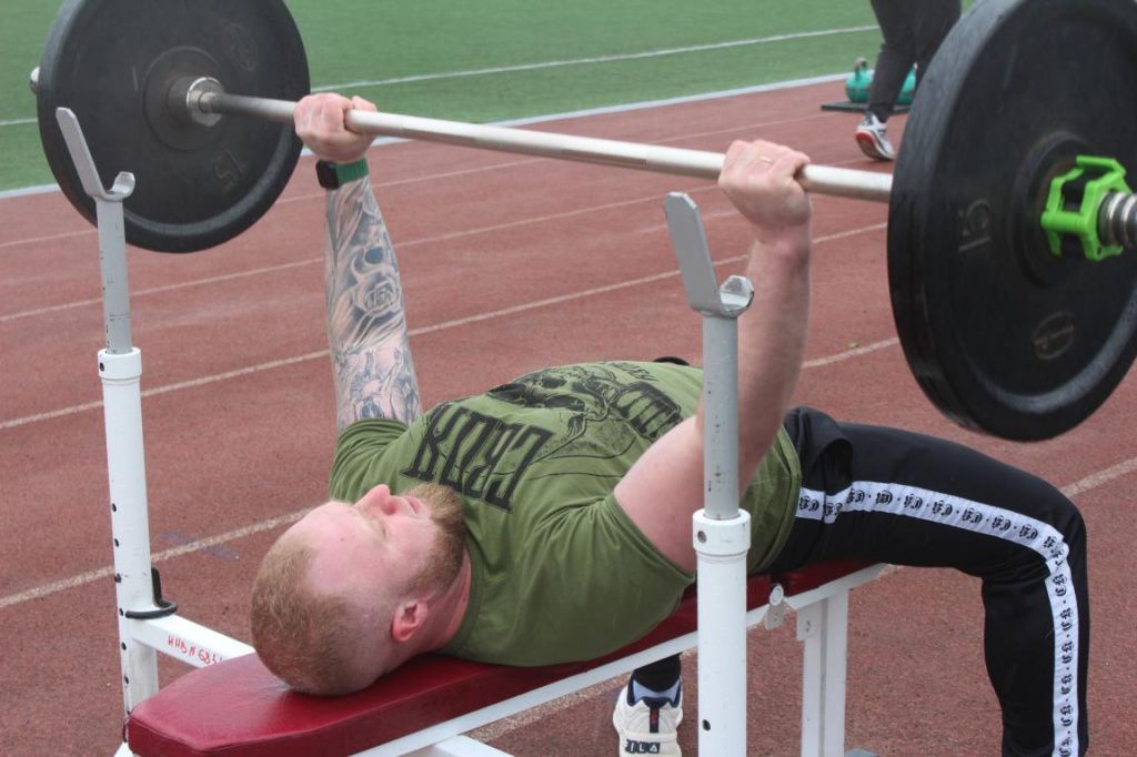 Участники тягали штангу. Учитывалась правильность выполнения и скорость прохождения трассы. Фото: Анна Куприянова, "Глобус"