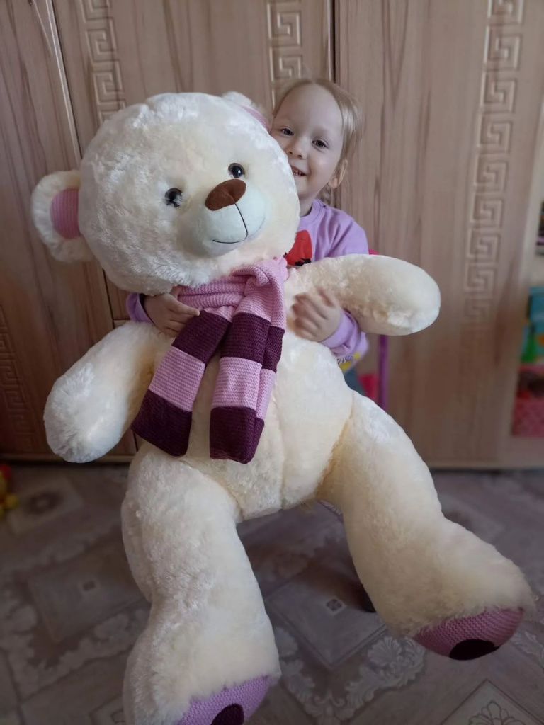 Неожиданным для Марины стал подарок от мужа. Ей - цветы, и огромный медведь для Маши. Фото предоставила Марина Костяева