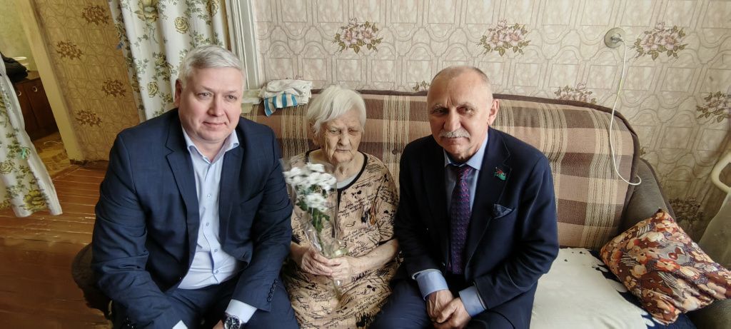 Захарова Наталья Моисеевна награду получила из рук первого заместителя главы Серова Андрея Пикулева и председателя Совета ветеранов Александра Якимова. Фото: Ольга Барматова