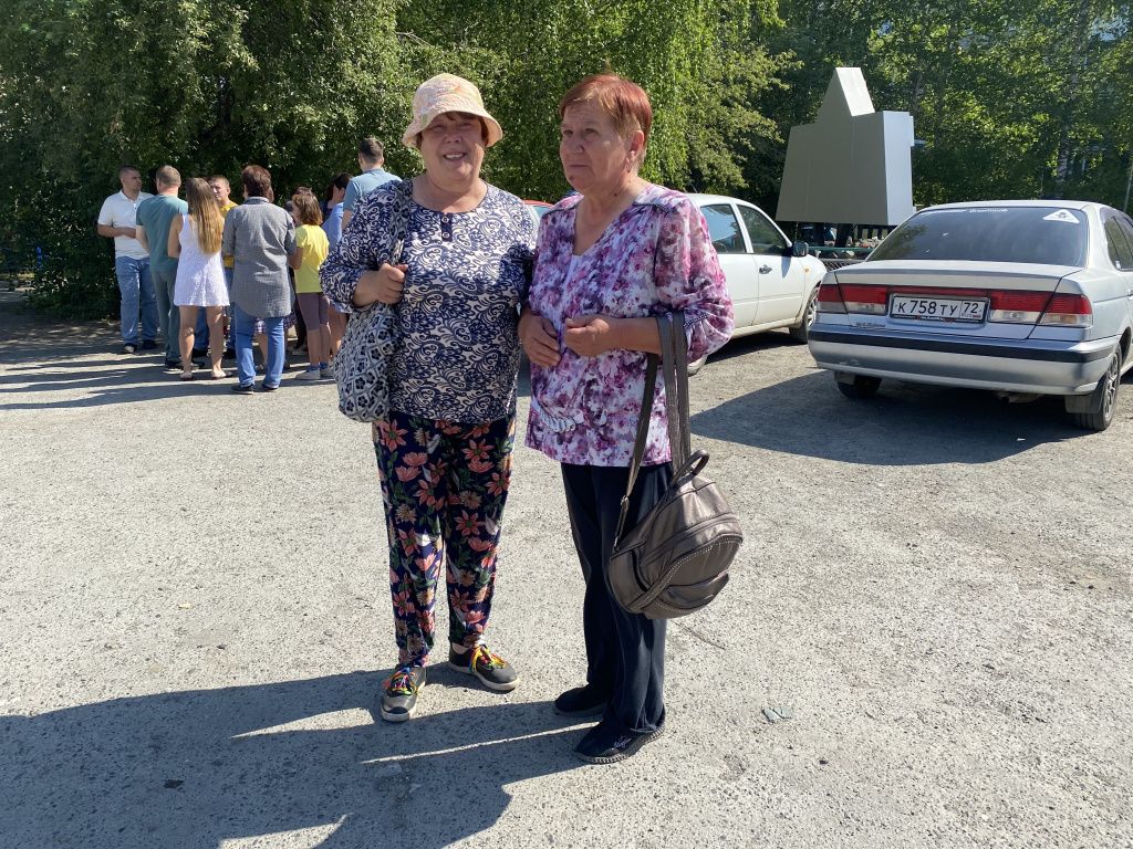 Пенсионерка Татьяна (слева) отправила второго внука на службу в армию. Фото: Анна Куприянова, "Глобус"