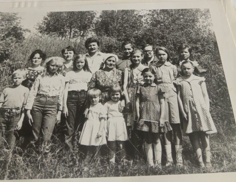 В центре - Любовь Васильевна Постникова. Рядом дети, внуки, снохи и зять. Фото предоставлено Любовью Постниковой