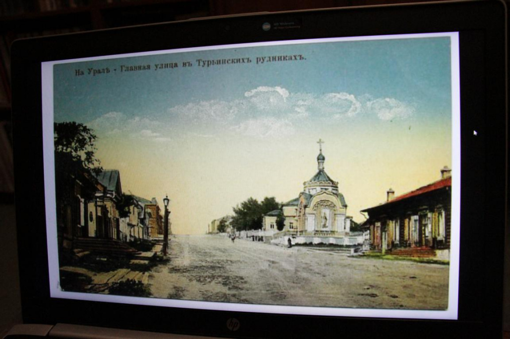 Вениамин Метенков выпустил почтовую карточку с изображением главной улицы Турьинского рудника. Фото: Константин Бобылев, "Глобус"