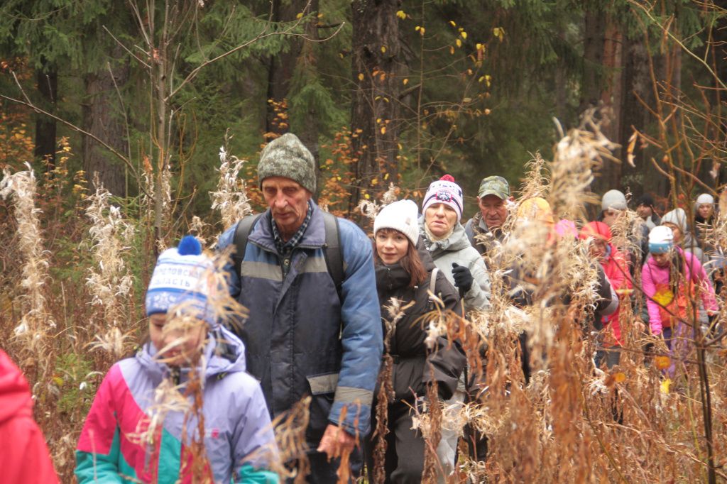 На прогулку вышло несколько десятков человек. Фото: Константин Бобылев, "Глобус"