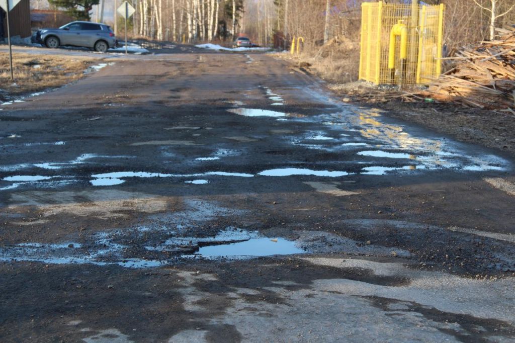 Яма на яме - так охарактеризовали свою дорогу жители 2-й Молочной. Фото: Анна Куприянова, "Глобус"