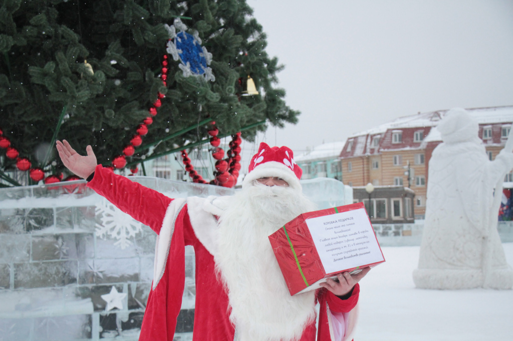 Редакционный Дедушка Мороз поздравил гуляющих в центральном зимнем городке с наступившими праздниками. Фото: Константин Бобылев, "Глобус"