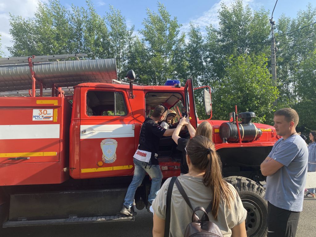Дети примерили каску пожарного и обследовали пожарный автомобиль. Фото: Анна Куприянова, "Глобус"