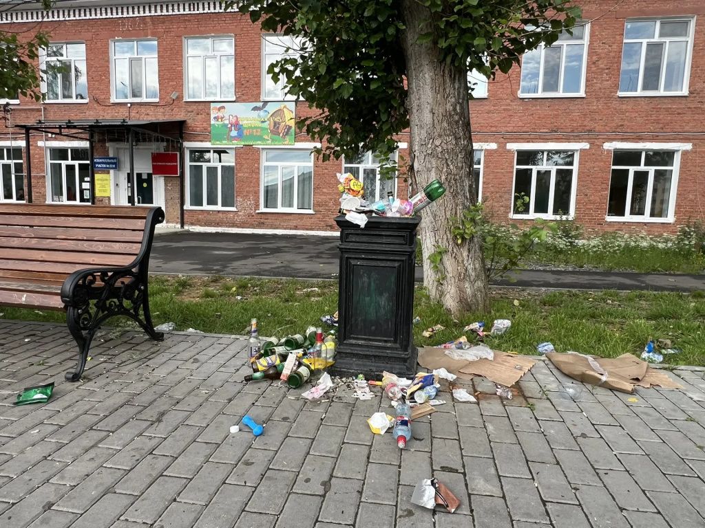 По мнению горожанки, общественная территория не должна быть такой грязной. Фото предоставила читательница, попросившая не называть ее имя в СМИ