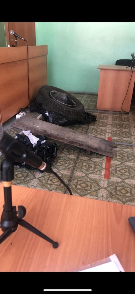 Водитель Toyota Land Cruiser пытался объехать борт, отпавший от прицепа впереди идущего автомобиля. И вылетел на полосу встречного движения. Фото: Олег Шестаков