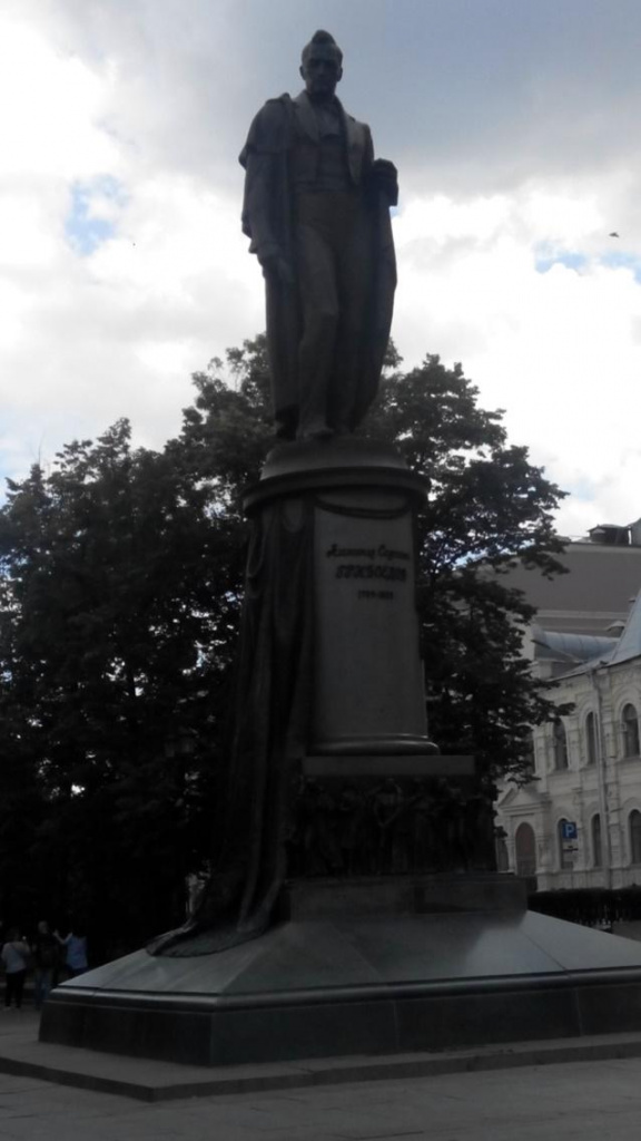 Памятник Грибоедову. Фото: предоставлено Алевтиной Немеровой