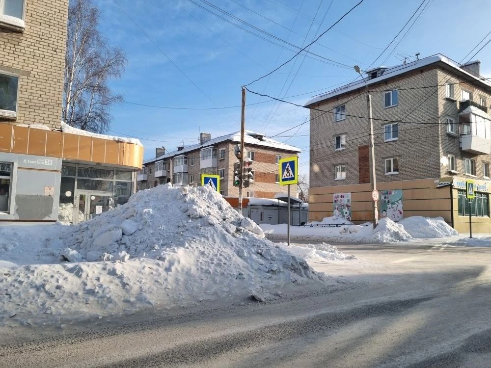 Нарушения выявили на многих улицах города. Так выглядит перекресток улиц Льва Толстого и Луначарского. Фото: Госавтоинспекция Свердловской области