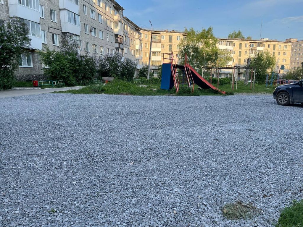 Щебнем отсыпано место под парковку. Пока забора у горки не видно. Фото: Анна Куприянова, "Глобус"