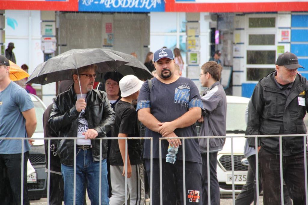 Многие на концерт предусмотрительно взяли зонты. Фото: Анна Куприянова, "Глобус"