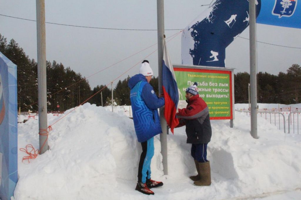 Флаг России подняли ветеран серовского спорта Виктор Мелентьев и воспитанник спортшколы Кирилл Долгушев. Фото: Анна Куприянова, "Глобус"