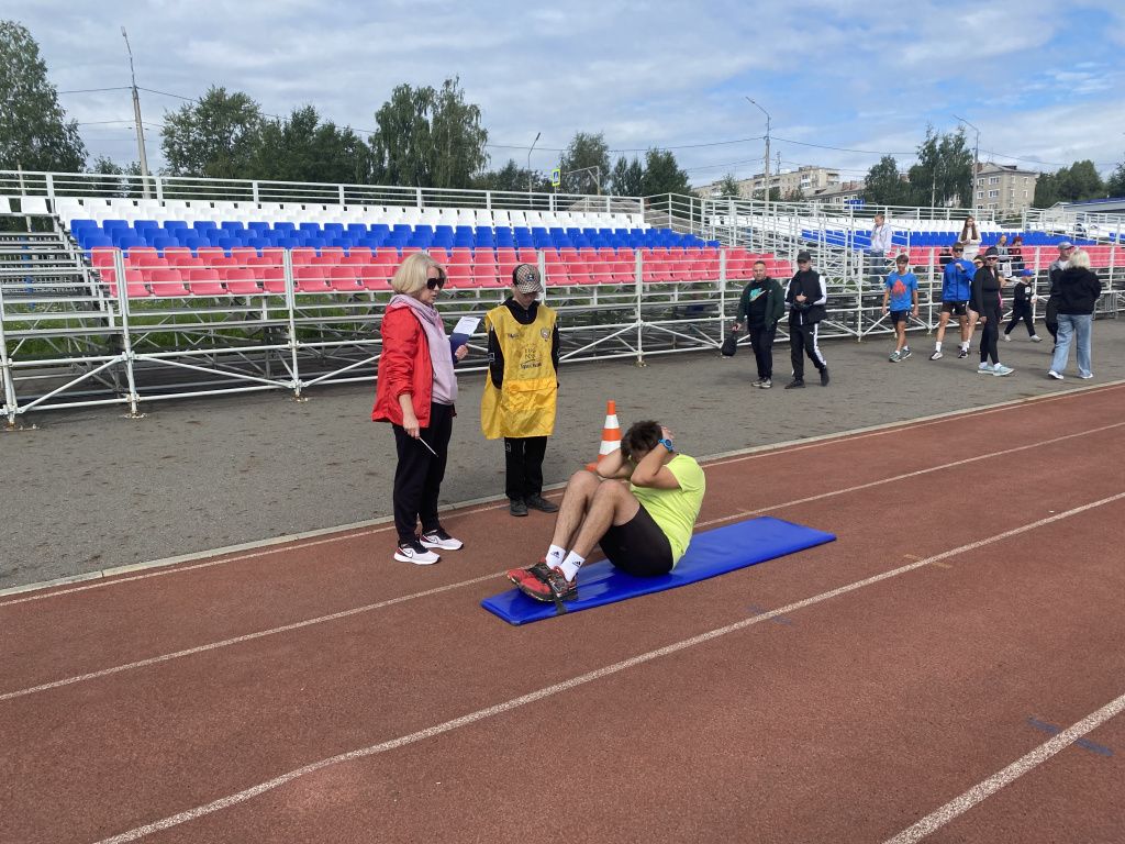 Во время эстафеты спортсмены на время выполняли задания. За правильностью выполнения наблюдали судьи и их помощники. Фото: Анна Куприянова, "Глобус"