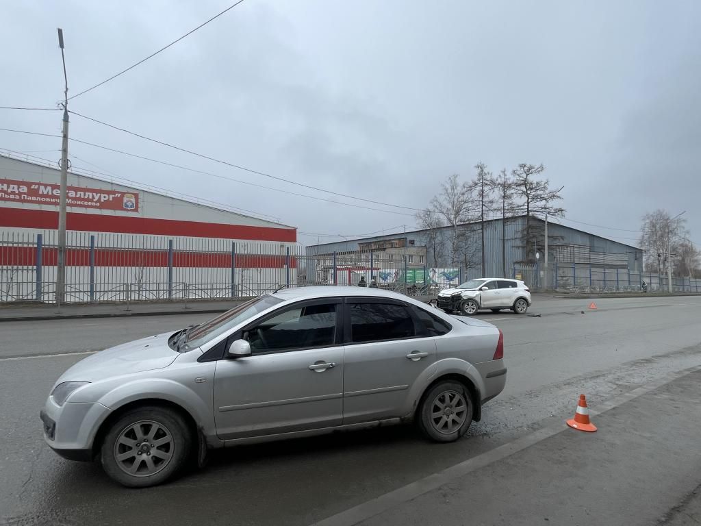 После столкновения "Ford" остановился на противоложной стороне дороги. Фото: Анна Куприянова, "Глобус"