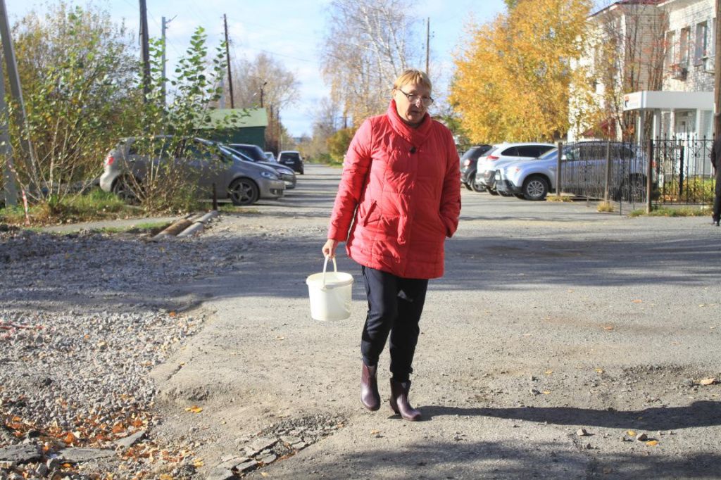 Ольга Александровна говорит, что на день ей надо порядка 20 таких ведер. Фото: Константин Бобылев, "Глобус"