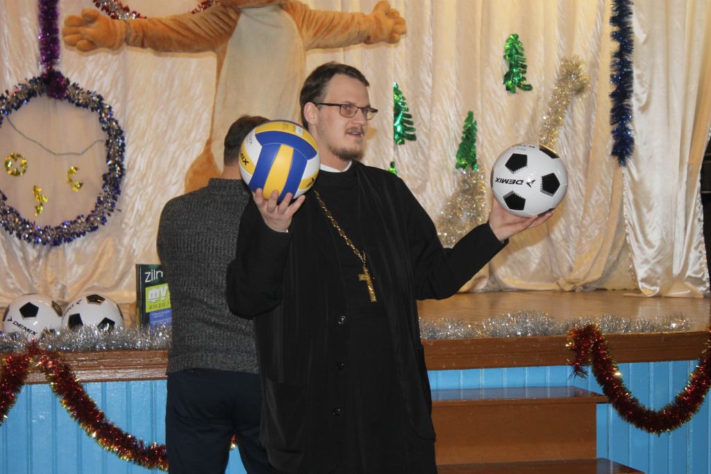 Среди подарков были футбольные и баскетбольные мячи. Фото: Мария Чекарова, "Глобус".