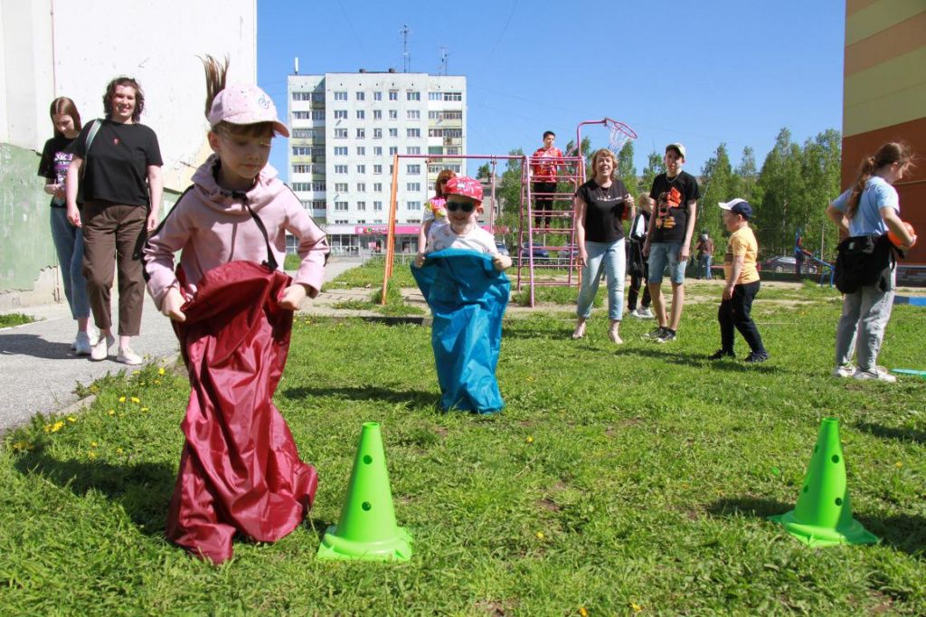 Праздник был организован не только для участников конкурса, а для всех ребят, гулявших во дворе. Фото: Константин Бобылев, "Глобус"
