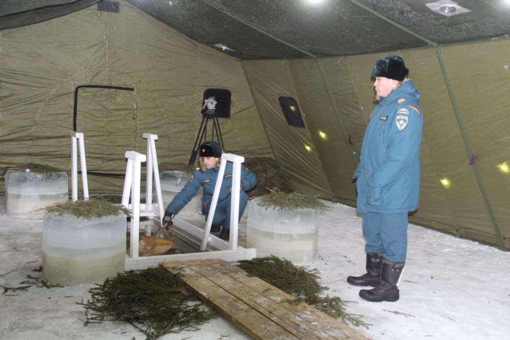 Купель ото льда очищали сотрудники МЧС. Фото: Анна Куприянова, "Глобус"
