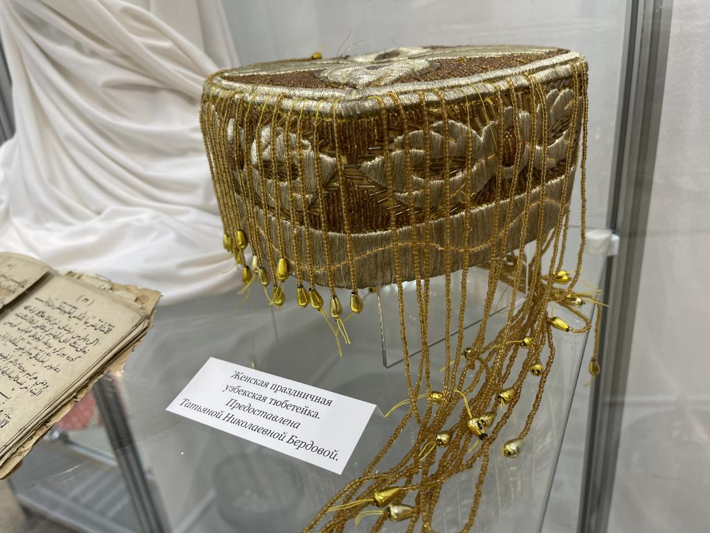 Один из экспонатов, который принесли жители города, женский головной убор. Фото: Анна Куприянова, "Глобус"