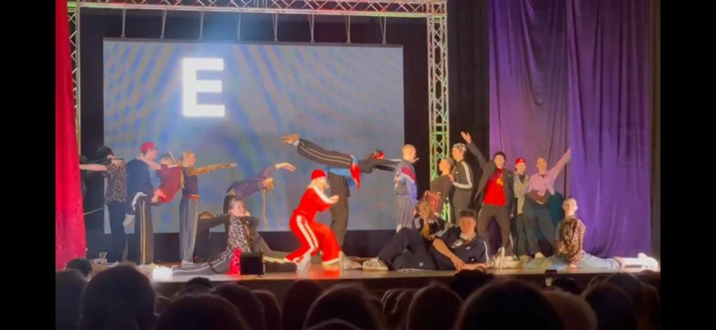 На сцене наставник со своими воспитанниками. Фото: Анна Куприянова, "Глобус"