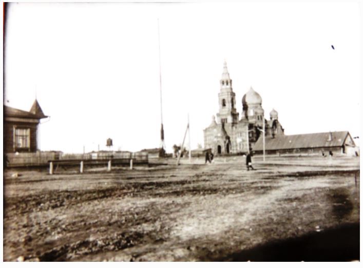 Вид на Собор с улицы Рабочей молодежи. Фото из фондов Серовского исторического музея, с сайта goskatalog.ru