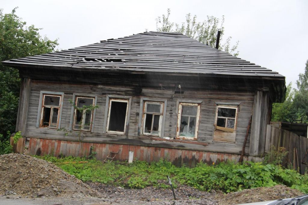 В рамках реконструкции улицы Короленко под снос попали жилые дома. Фото: Анна Куприянова, "Глобус"