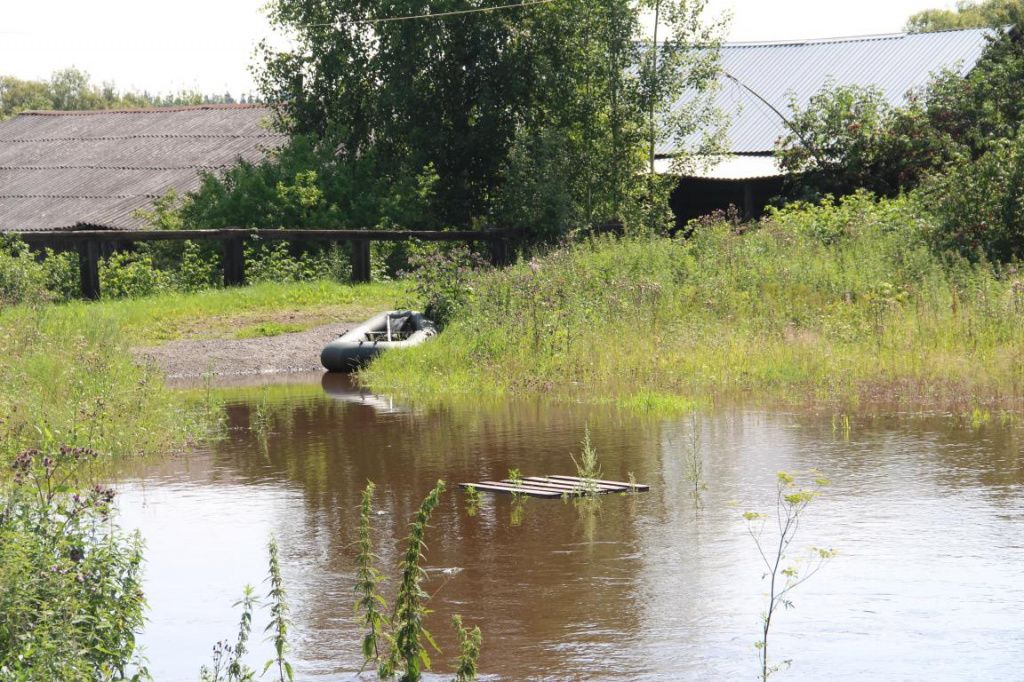 На берегу лежит резиновая лодка. Фото: Анна Куприянова, "Глобус" На берегу лежит резиновая лодка. Фото: Анна Куприянова, "Глобус"