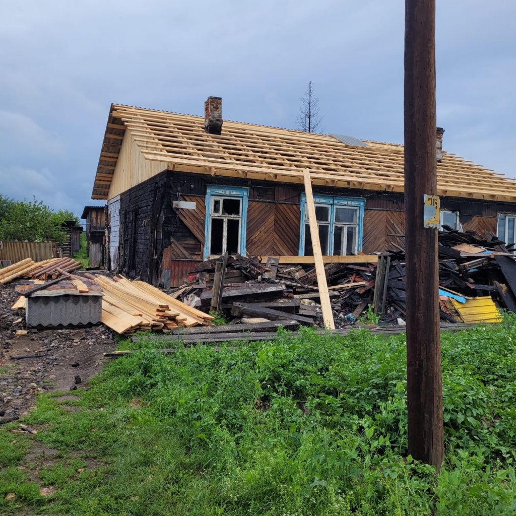 По словам местных жителей, крышу на бараке восстановили за 10 дней. Фото: Людмила Заброда