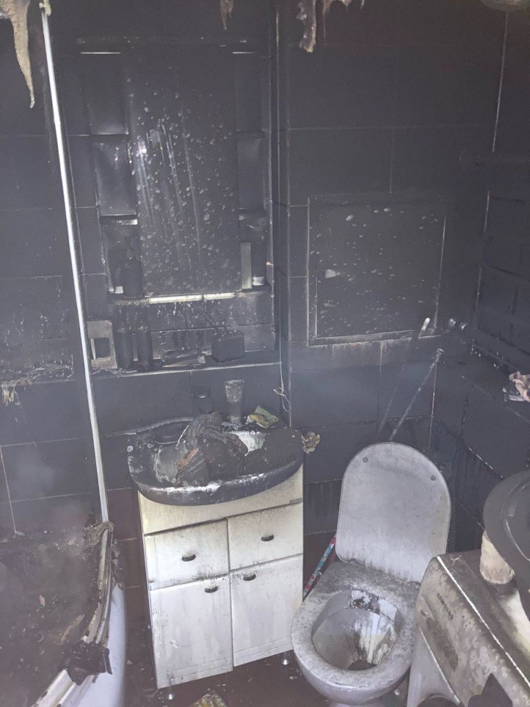 В пожарной части отметили, что при горении бытовой техники ее нужно накрывать плотной тканью. Фото предоставлено 56-й ПСЧ