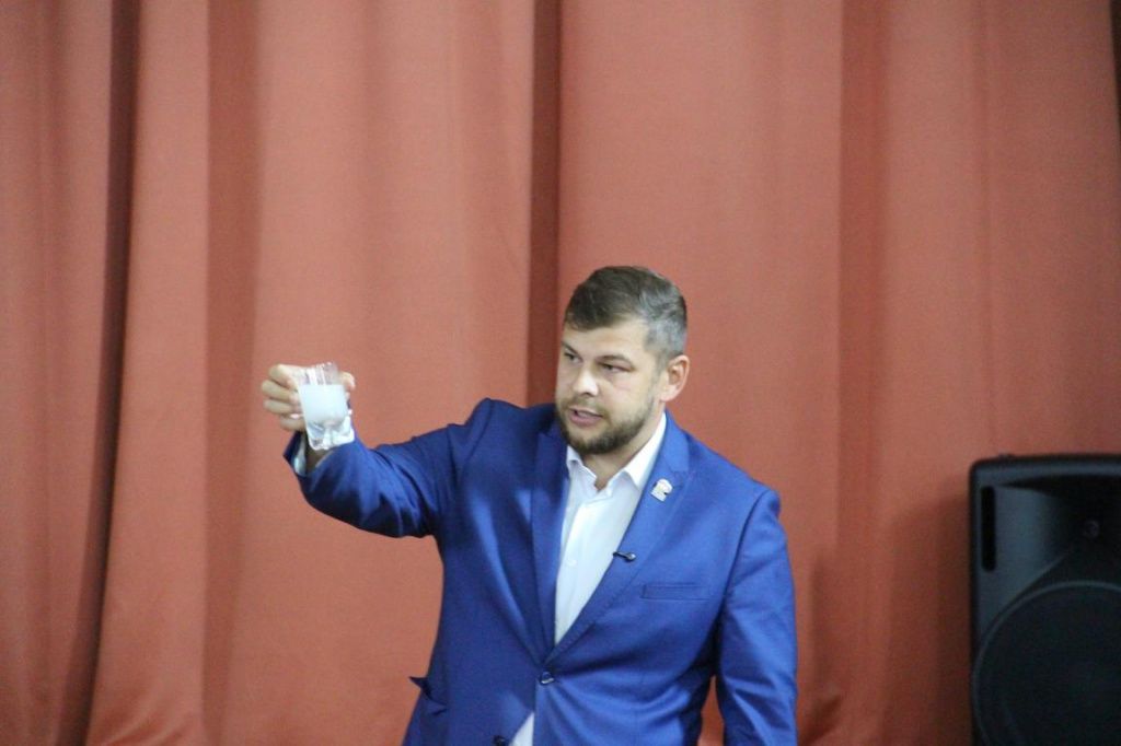 Глава Серова был готов попробовать воду, которую налили из-под крана. Фото: Анна Куприянова, "Глобус"