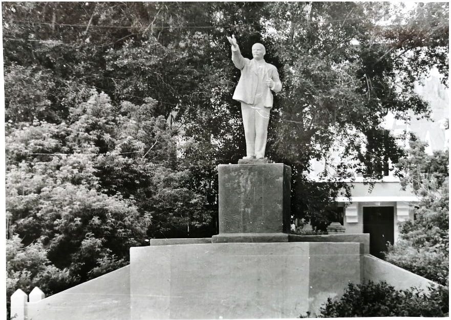 Памятник был установлен в 1938 году. Фото из фондов Серовского исторического музея, с сайта goskatalog.ru