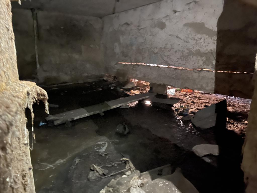 На полу в подвале зловонная лужа. Фото: Анна Куприянова, "Глобус"