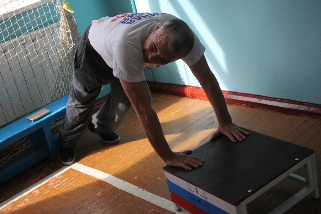 Из-за временного приостановления занятий для инвалидов, Анатолию Смирнову приходится посещать бассейн за свои деньги. Фото: Мария Чекарова, "Глобус"