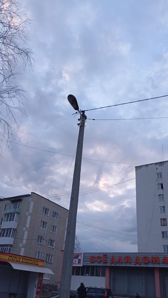 Короткое замыкание произошло на фонарном столбе, на Сиреневом бульваре. Фото предоставлено 56-й ПСЧ