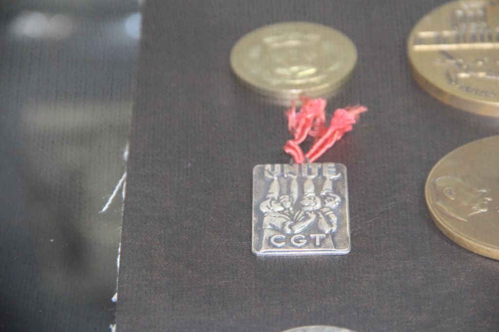 Медаль почетного труженика. Фото: Анна Куприянова, "Глобус"